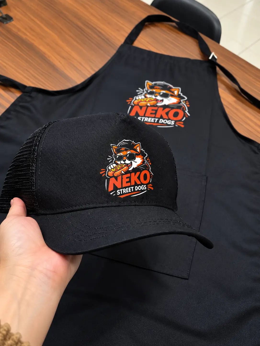 Boné e avental personalizados Neko Street Dogs