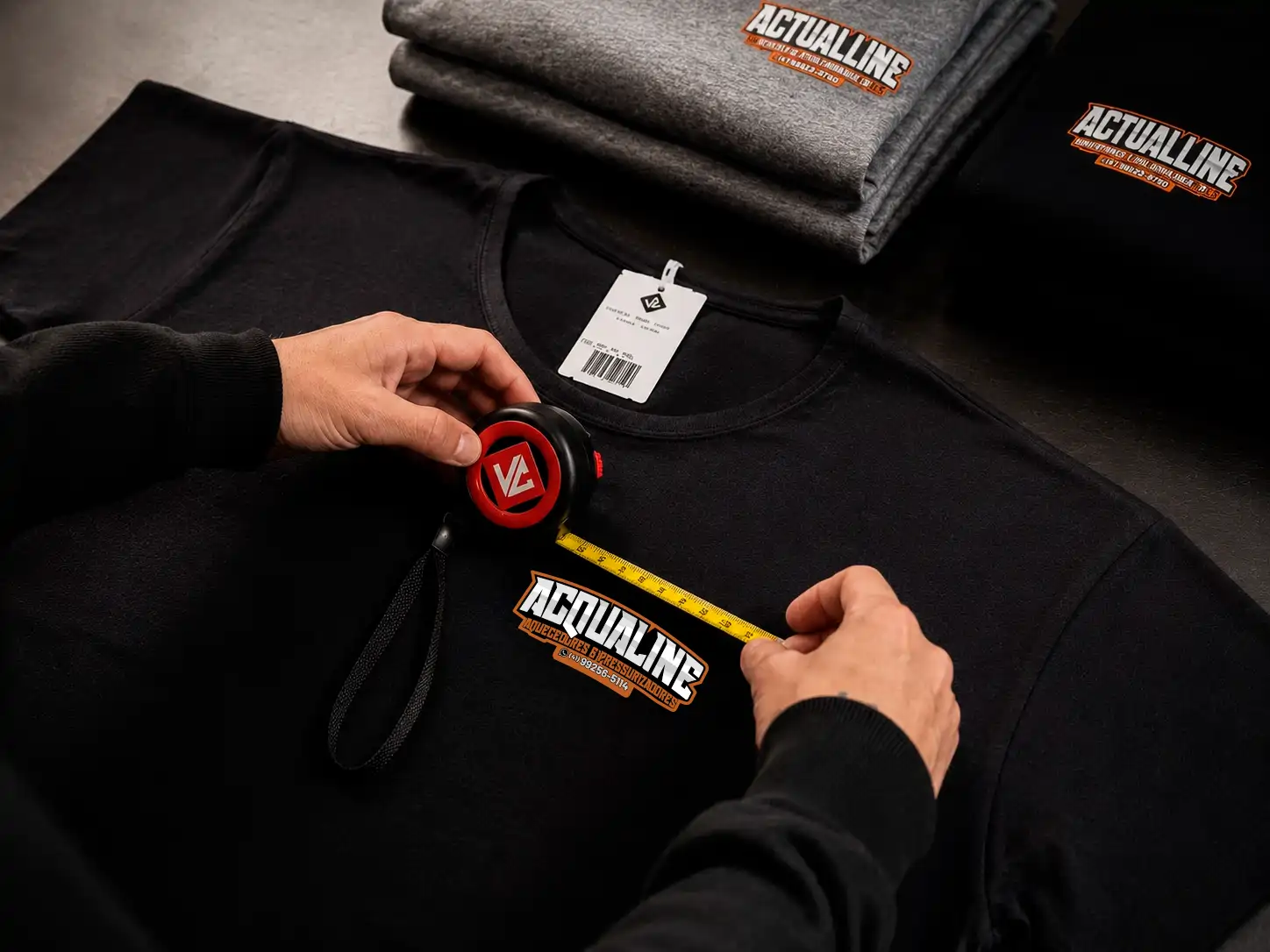 Conferência de medidas em camiseta personalizada durante o controle de qualidade da VCSTILO